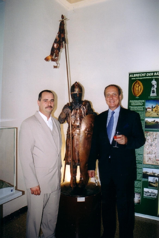 2002-08-23_12_Askanierausstellung_Sven Koepsel mit Prinz Eduard von Anhalt.jpg